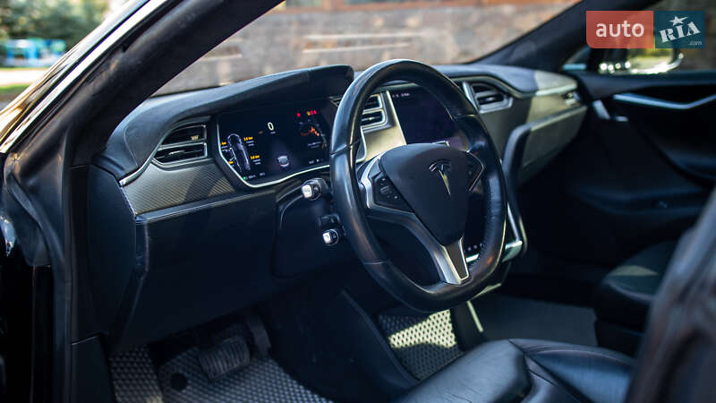 Лифтбек Tesla Model S 2015 в Жовкве
