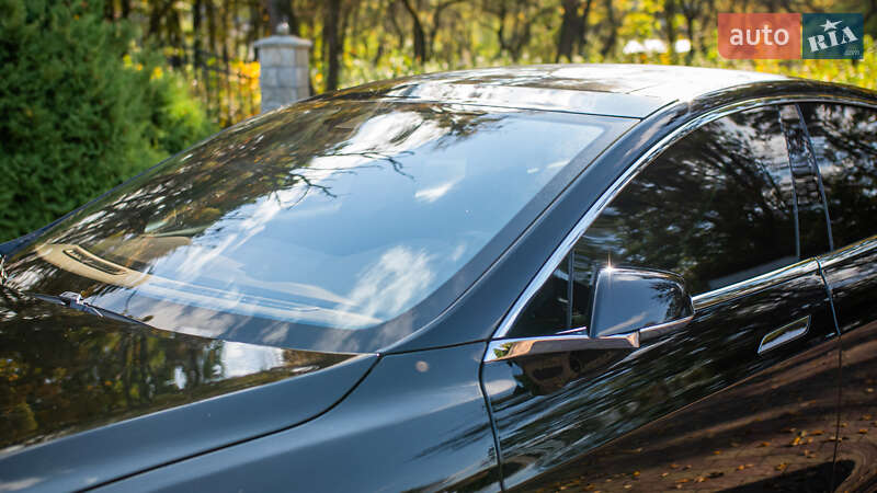 Лифтбек Tesla Model S 2015 в Жовкве