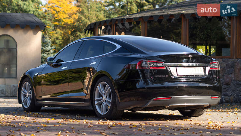 Лифтбек Tesla Model S 2015 в Жовкве