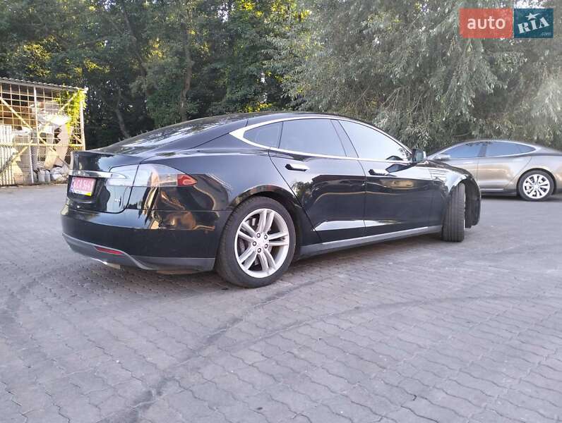 Лифтбек Tesla Model S 2016 в Львове