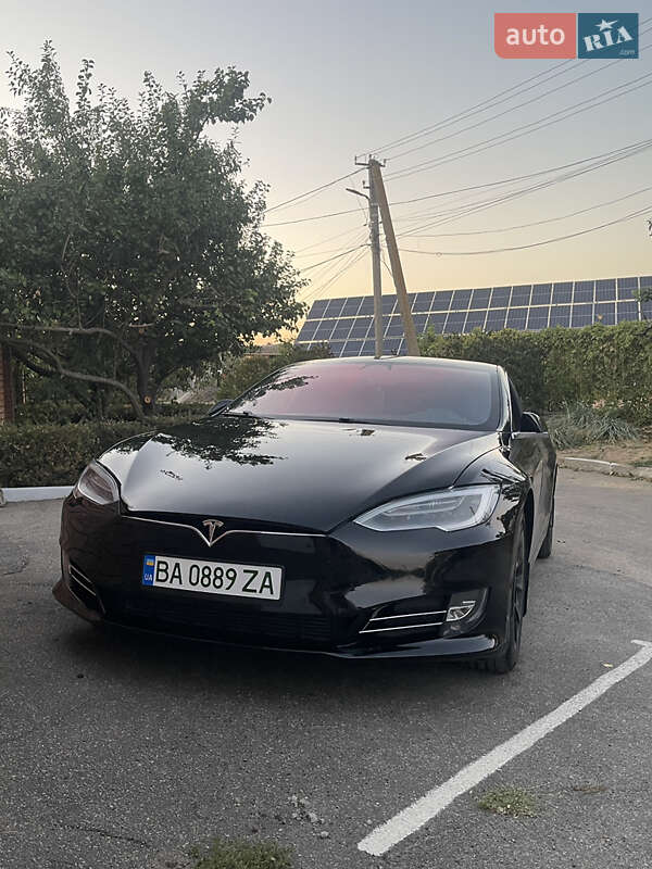 Лифтбек Tesla Model S 2017 в 
