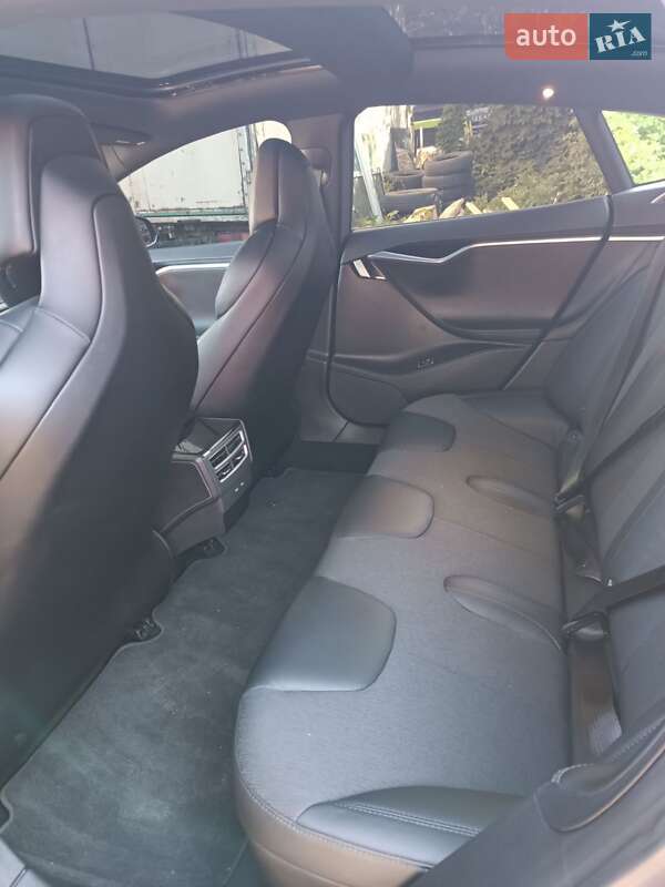 Лифтбек Tesla Model S 2017 в Черновцах