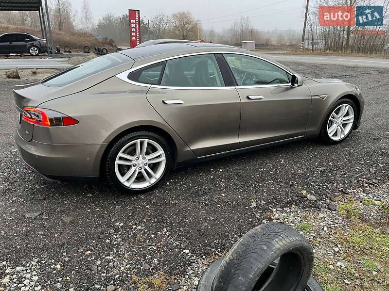 Лифтбек Tesla Model S 2015 в Киеве фото 2 Лифтбек Tesla Model S 2015 в Киеве