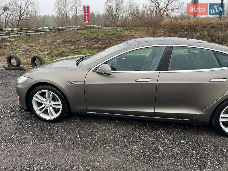 Лифтбек Tesla Model S 2015 в Киеве фото 5 Лифтбек Tesla Model S 2015 в Киеве
