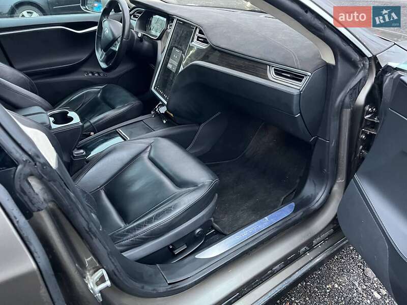 Лифтбек Tesla Model S 2015 в Киеве фото 16 Лифтбек Tesla Model S 2015 в Киеве