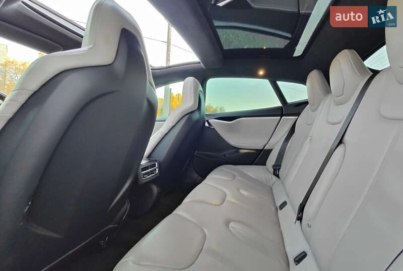 Лифтбек Tesla Model S 2016 в Киеве