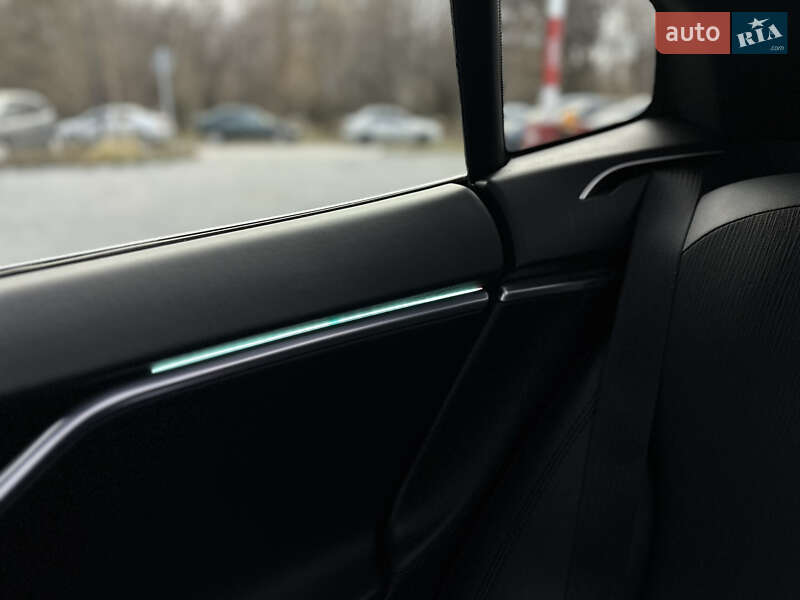 Лифтбек Tesla Model S 2017 в Львове