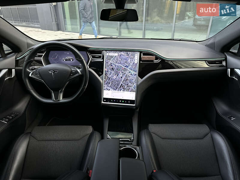 Лифтбек Tesla Model S 2017 в Львове