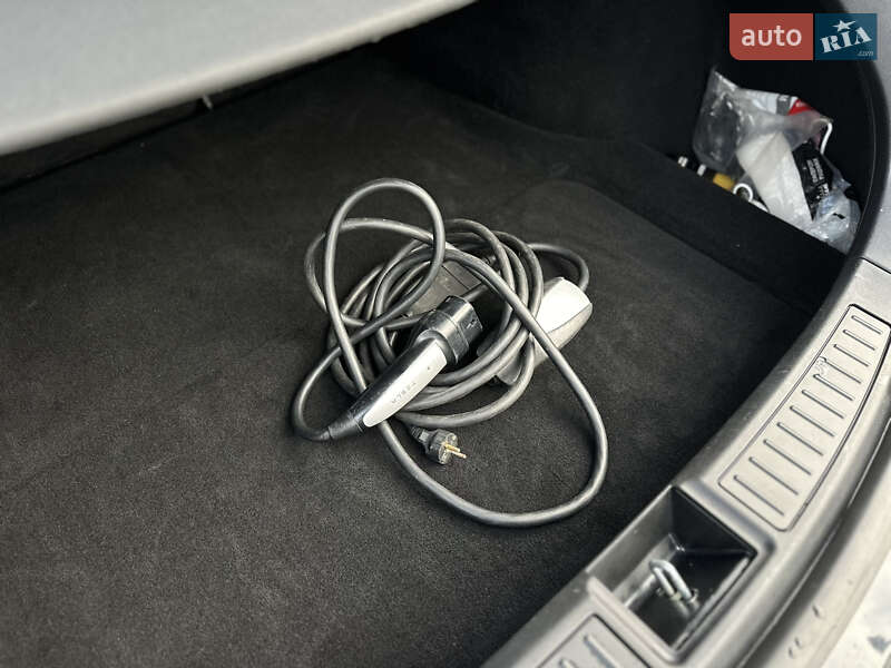Лифтбек Tesla Model S 2017 в Львове