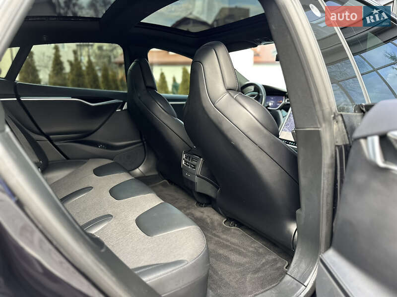 Лифтбек Tesla Model S 2017 в Львове