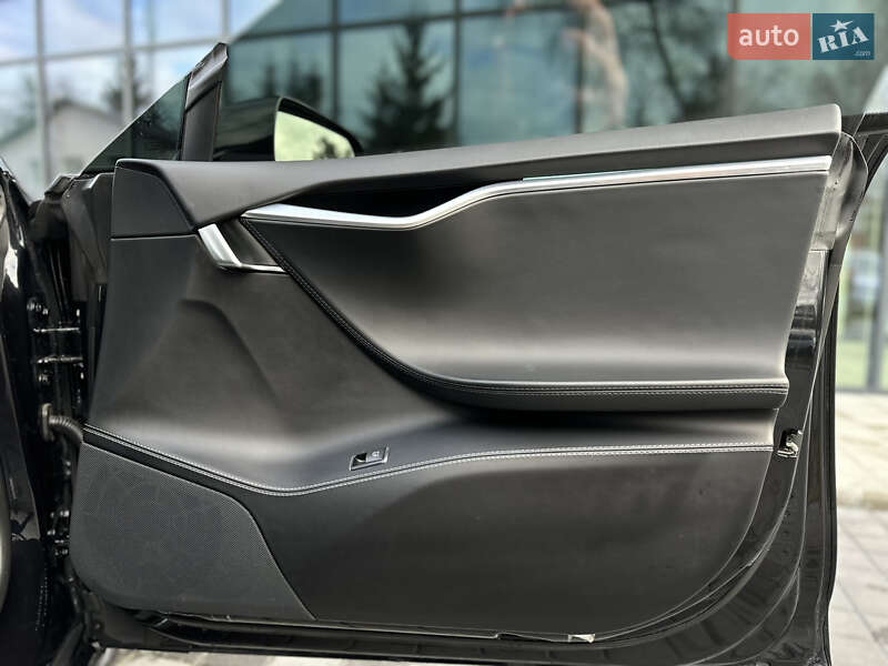Лифтбек Tesla Model S 2017 в Львове