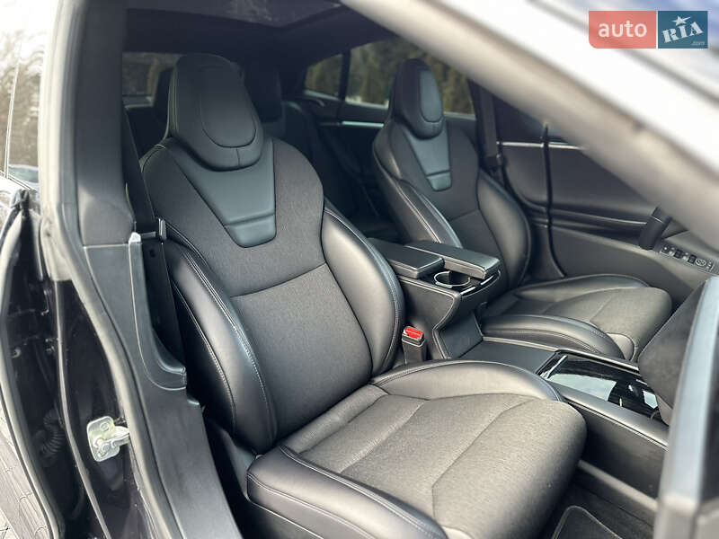 Лифтбек Tesla Model S 2017 в Львове