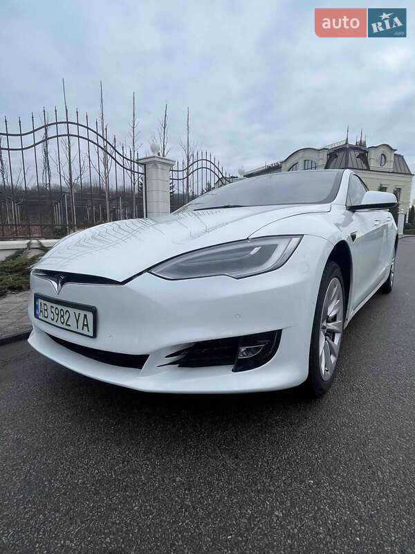 Лифтбек Tesla Model S 2018 в Виннице