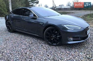 Ліфтбек Tesla Model S 2016 в Саврані