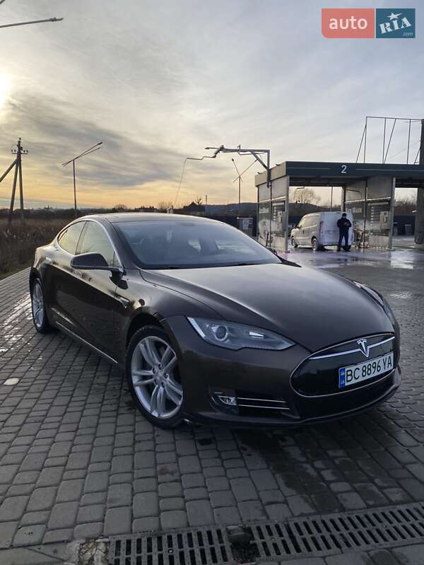 Лифтбек Tesla Model S 2014 в Жовкве