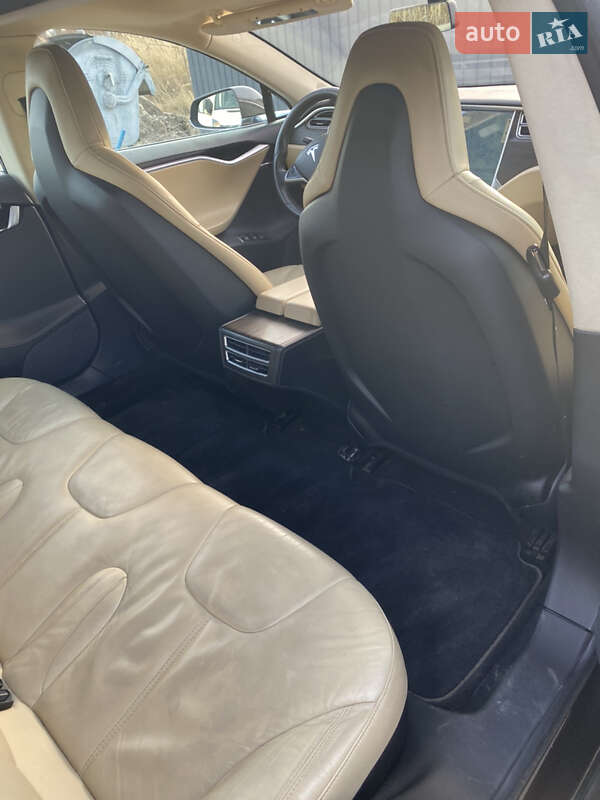 Лифтбек Tesla Model S 2014 в Жовкве