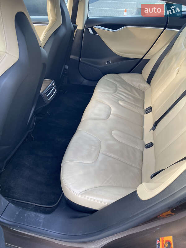 Лифтбек Tesla Model S 2014 в Жовкве