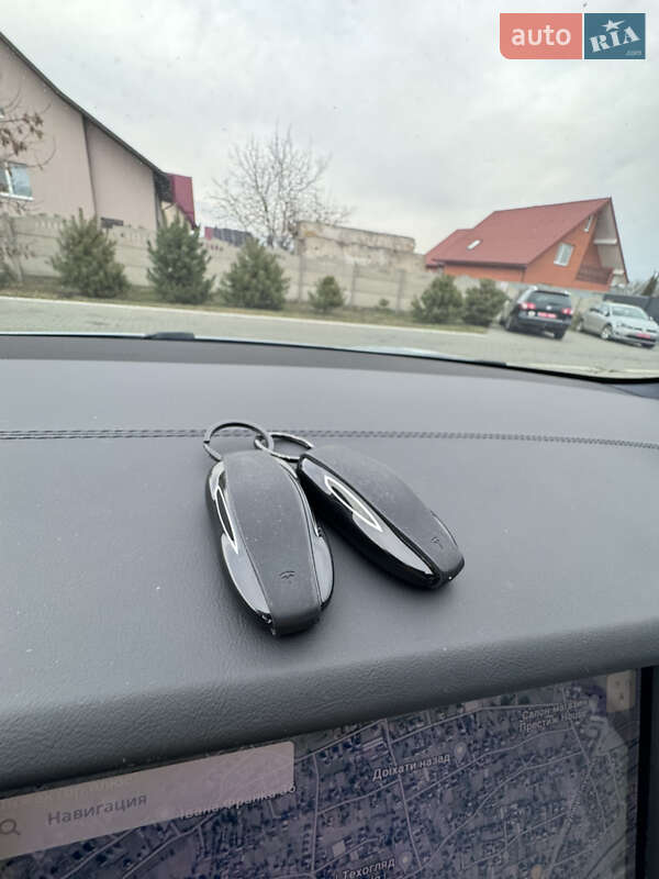 Лифтбек Tesla Model S 2018 в Луцке