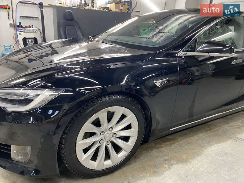 Лифтбек Tesla Model S 2017 в Львове