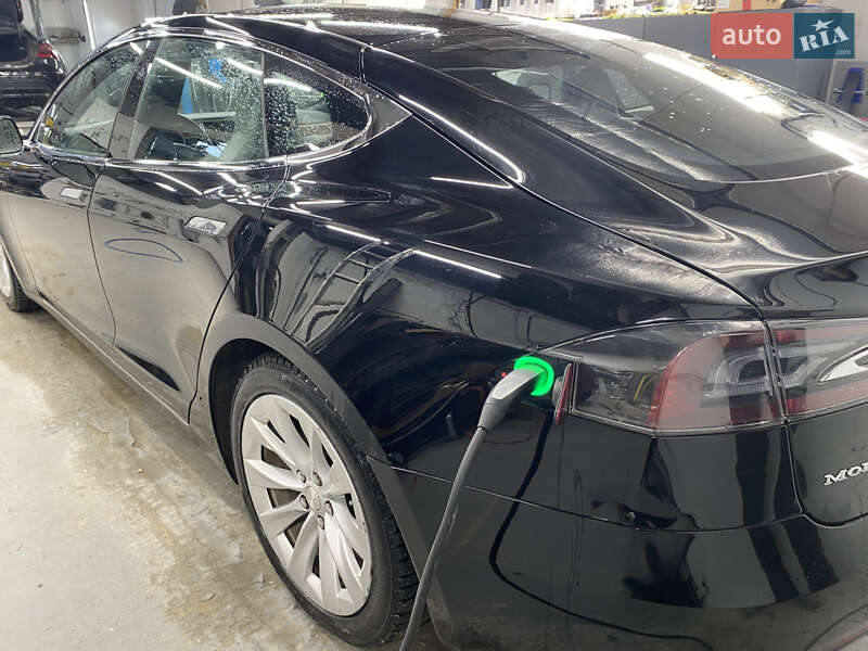 Лифтбек Tesla Model S 2017 в Львове