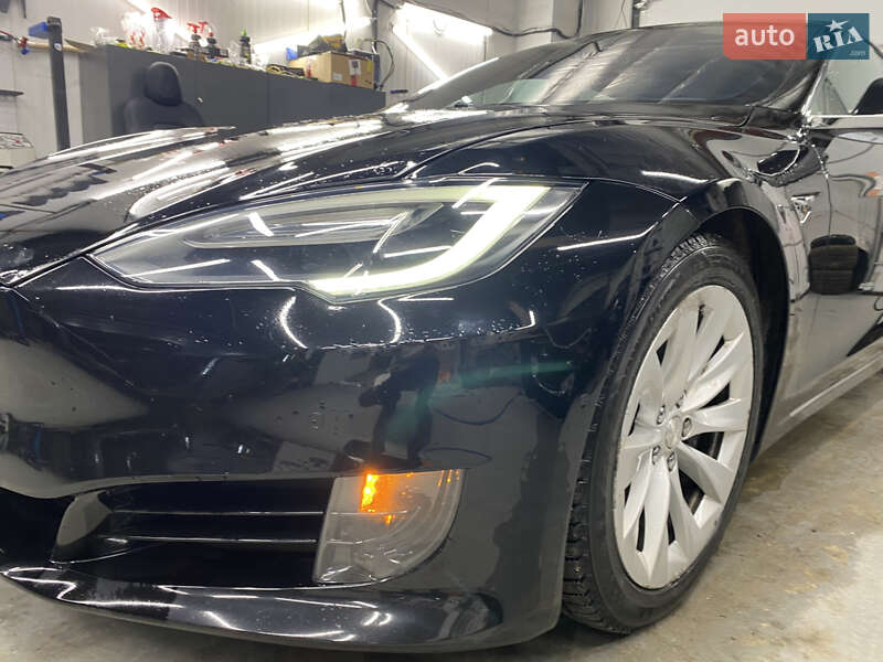 Лифтбек Tesla Model S 2017 в Львове