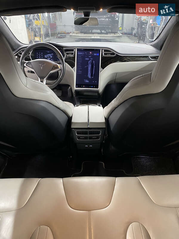 Лифтбек Tesla Model S 2017 в Львове
