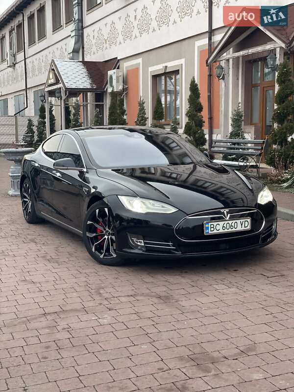 Ліфтбек Tesla Model S 2015 в Стрию