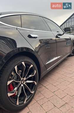 Ліфтбек Tesla Model S 2015 в Стрию