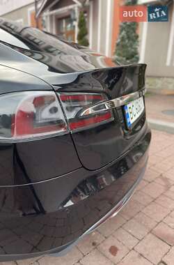 Ліфтбек Tesla Model S 2015 в Стрию