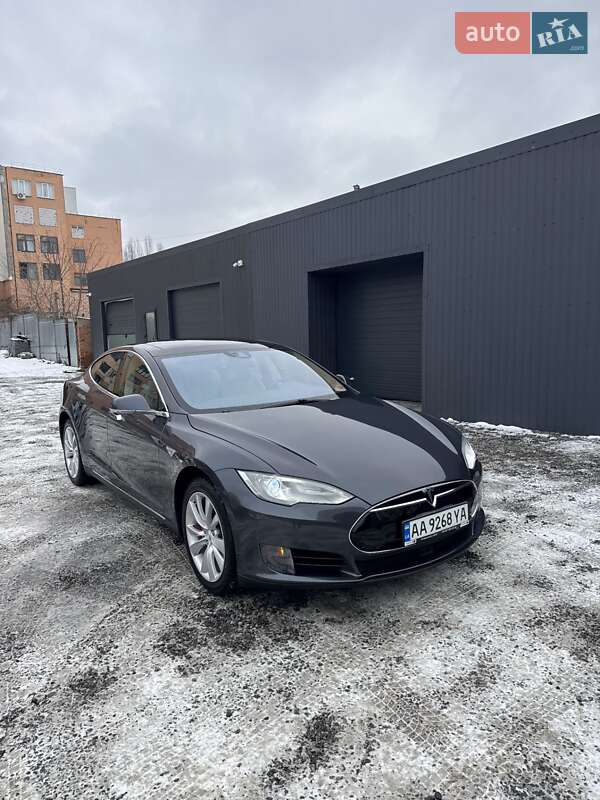 Лифтбек Tesla Model S 2015 в Виннице