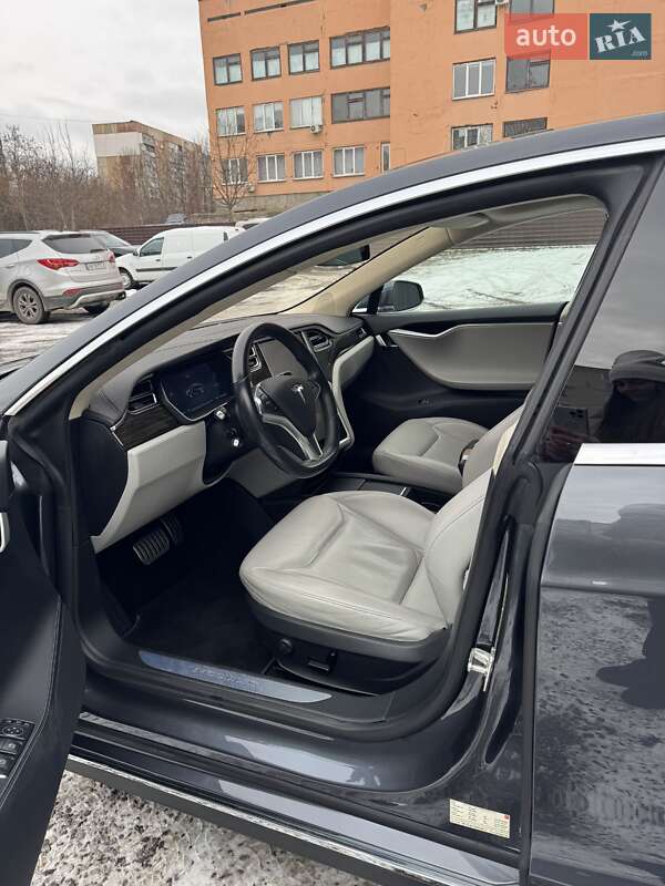 Лифтбек Tesla Model S 2015 в Виннице