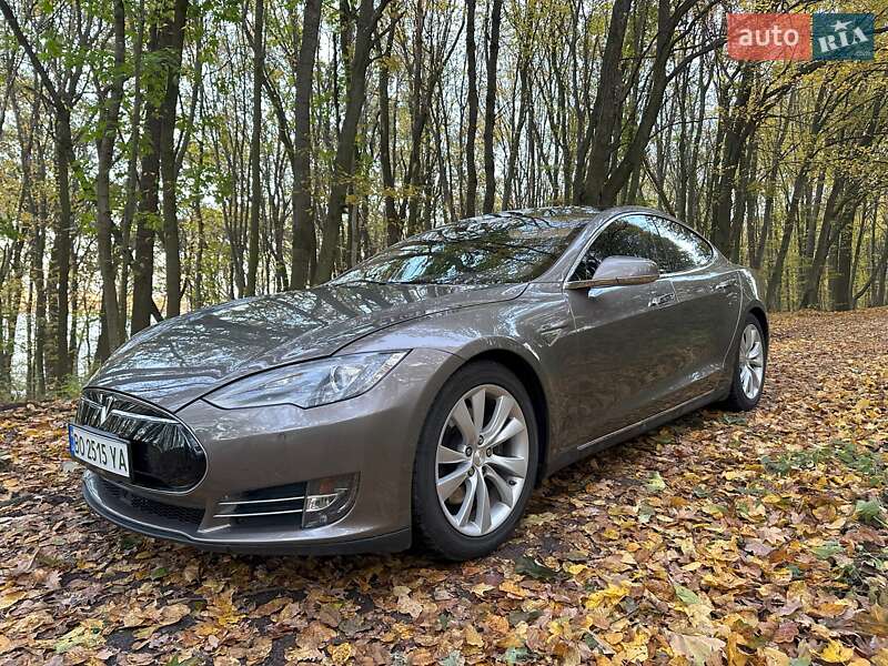 Ліфтбек Tesla Model S 2015 в Тернополі