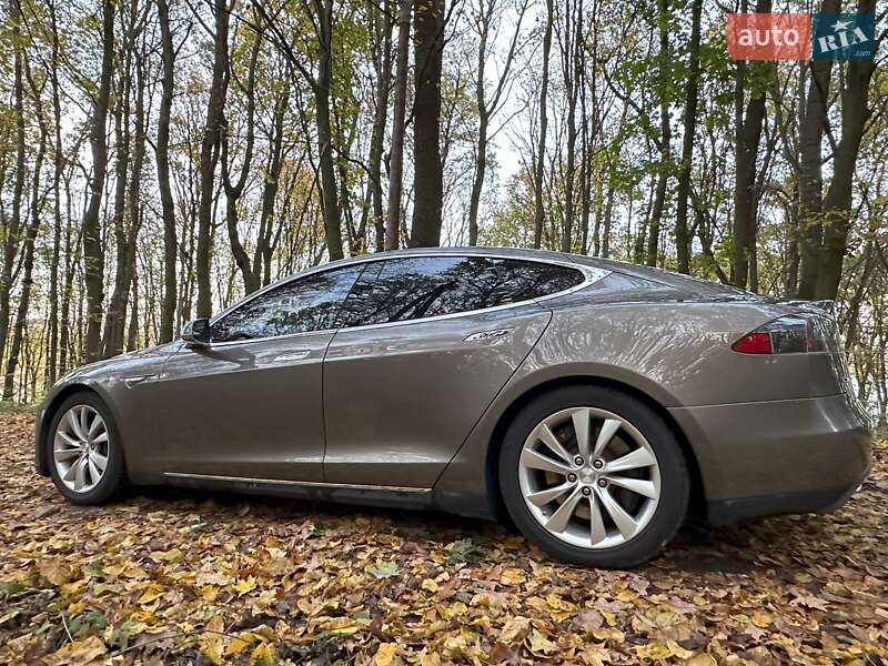 Ліфтбек Tesla Model S 2015 в Тернополі