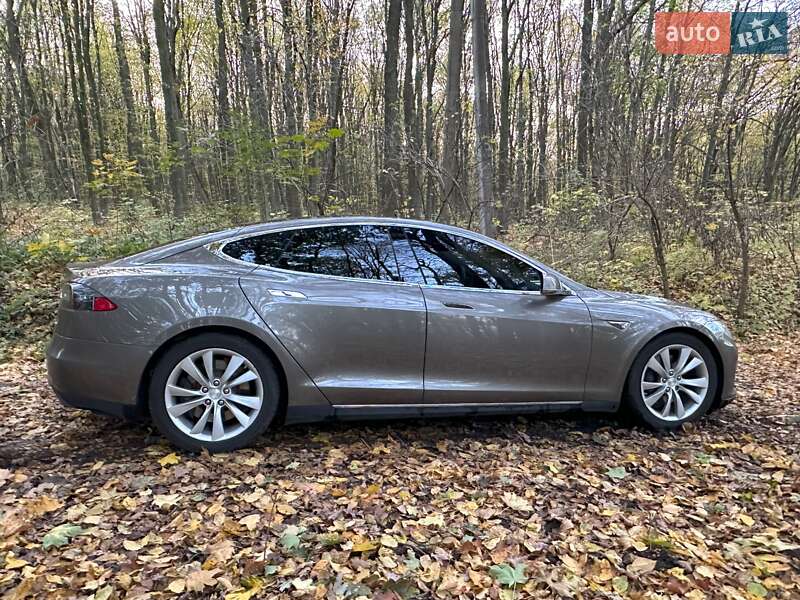 Ліфтбек Tesla Model S 2015 в Тернополі