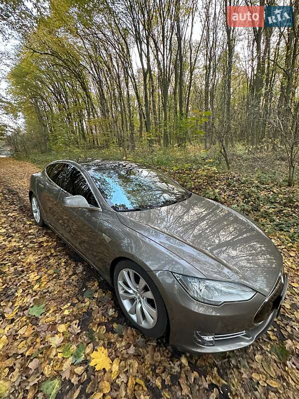 Ліфтбек Tesla Model S 2015 в Тернополі
