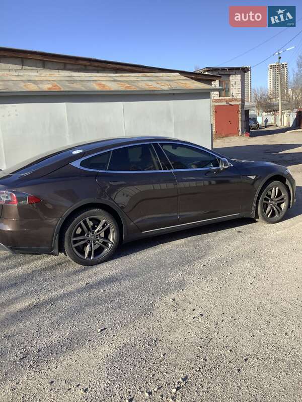 Лифтбек Tesla Model S 2013 в 