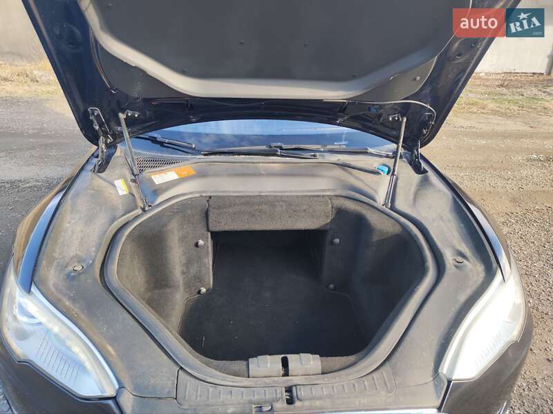 Лифтбек Tesla Model S 2014 в Новоселице