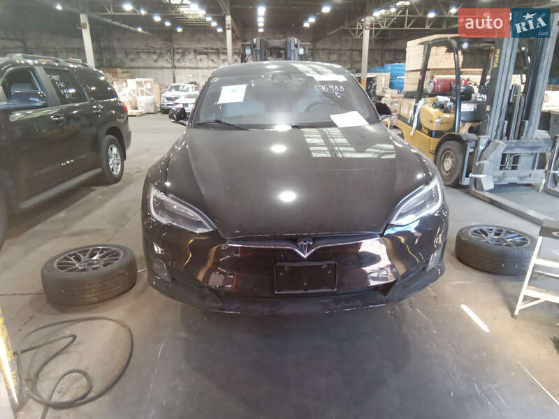 Лифтбек Tesla Model S 2017 в Львове