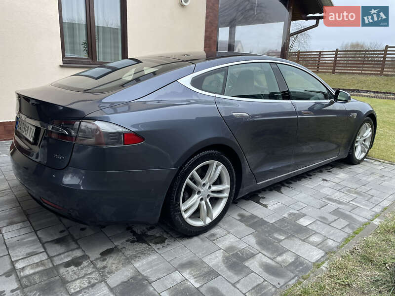 Ліфтбек Tesla Model S 2016 в Києві