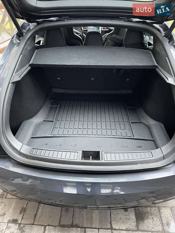 Ліфтбек Tesla Model S 2016 в Києві