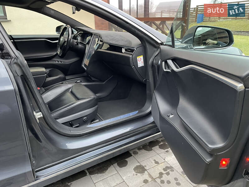 Ліфтбек Tesla Model S 2016 в Києві