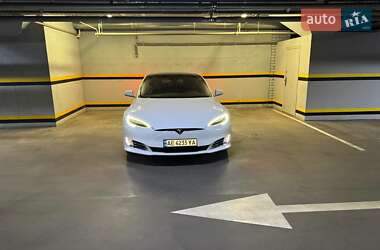 Лифтбек Tesla Model S 2016 в 