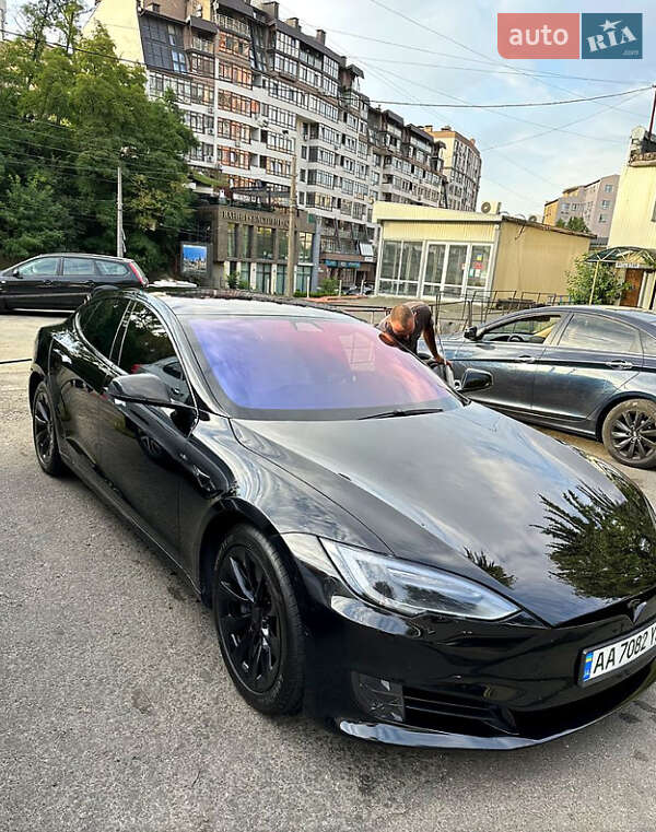 Лифтбек Tesla Model S 2017 в Львове