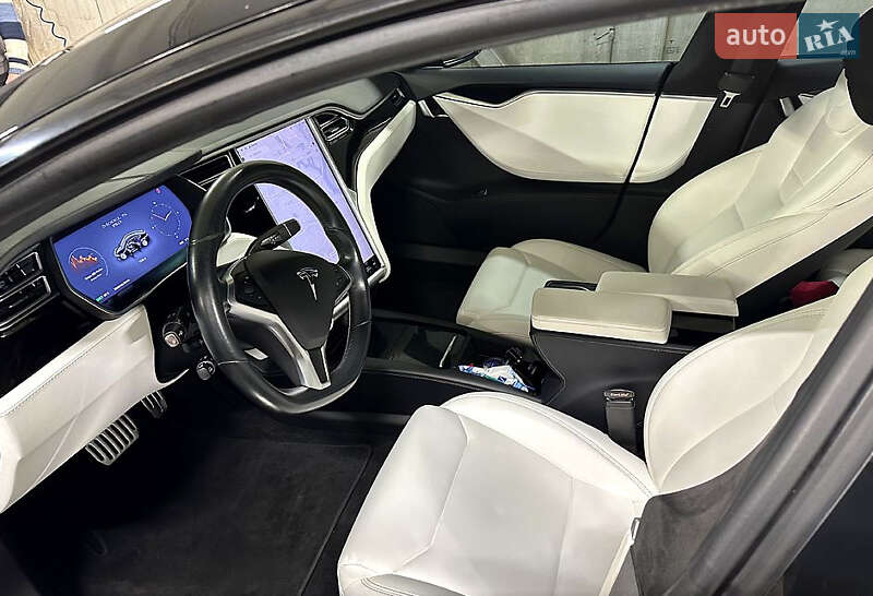 Лифтбек Tesla Model S 2017 в Львове