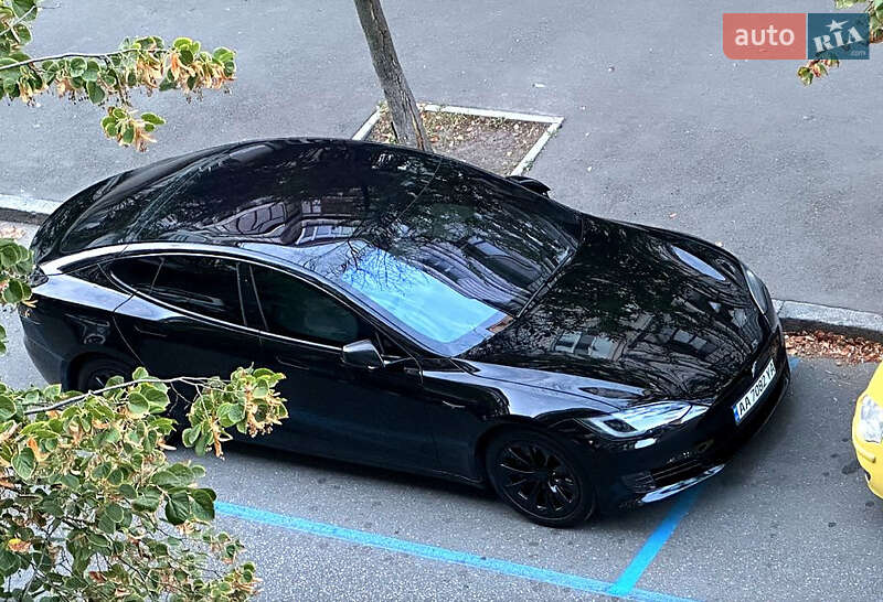 Лифтбек Tesla Model S 2017 в Львове