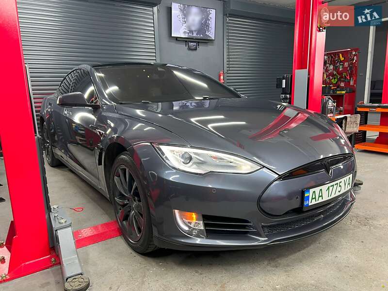 Tesla Model S 2015