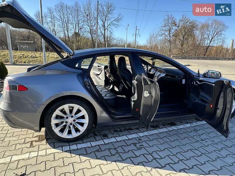 Лифтбек Tesla Model S 2016 в Львове