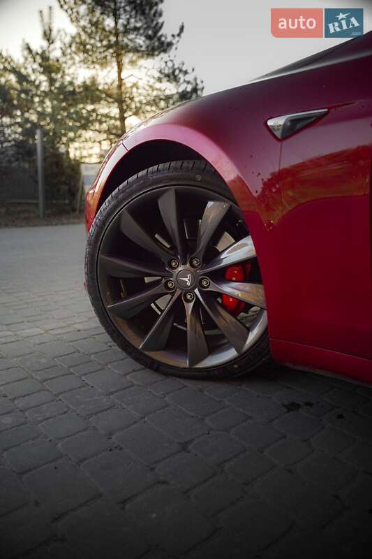Ліфтбек Tesla Model S 2017 в Львові