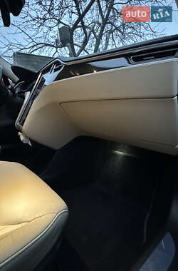 Лифтбек Tesla Model S 2015 в 