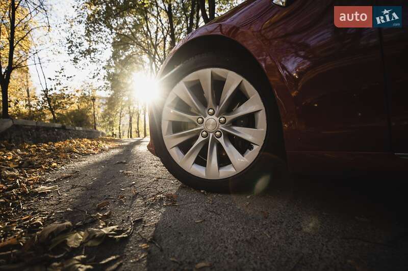 Лифтбек Tesla Model S 2016 в Киеве